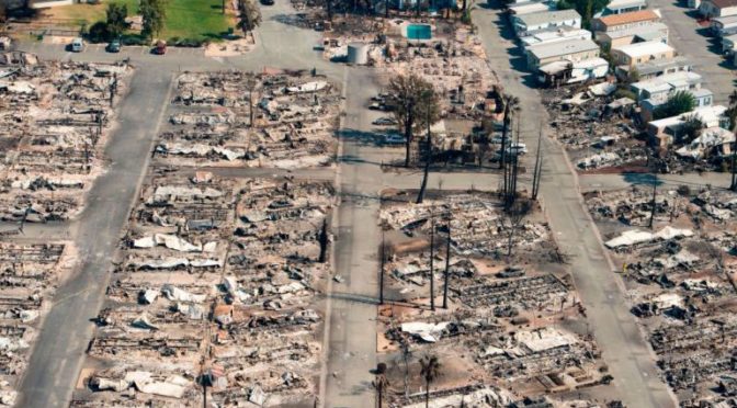 加州山火数量几天内翻倍 近6千建筑毁于一旦（视频）
