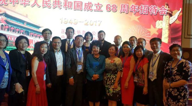 华夏中文学校校长邢彬受邀赴京参加国庆68周年招待会（图）