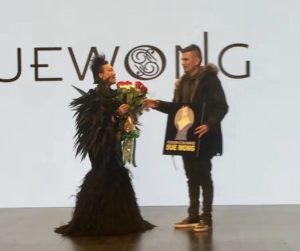 华裔著名时装设计师黄秀莲Sue Wong在洛杉矶时装周获终身成就奖