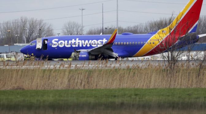 西南航空一航班引擎爆炸致1死7伤 女乘客差点被吸出机外（图）