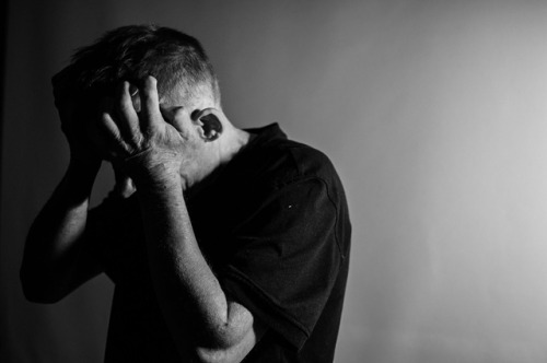 UCSD科研人员发现生活不良事件是加速人脑老化重要因素（图）