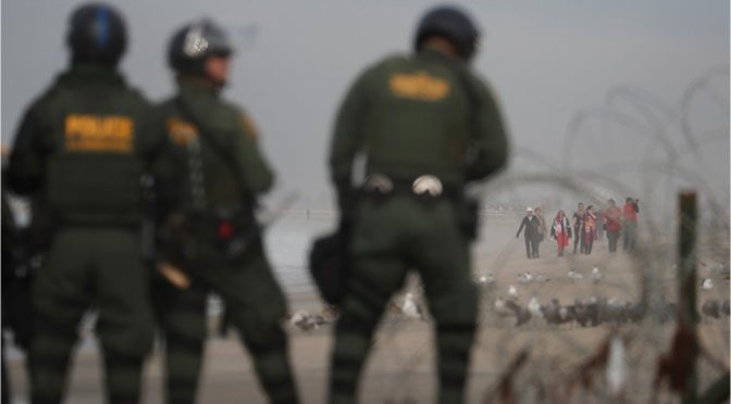 两名移民儿童死亡 美国边境官员修改监管条令（图）