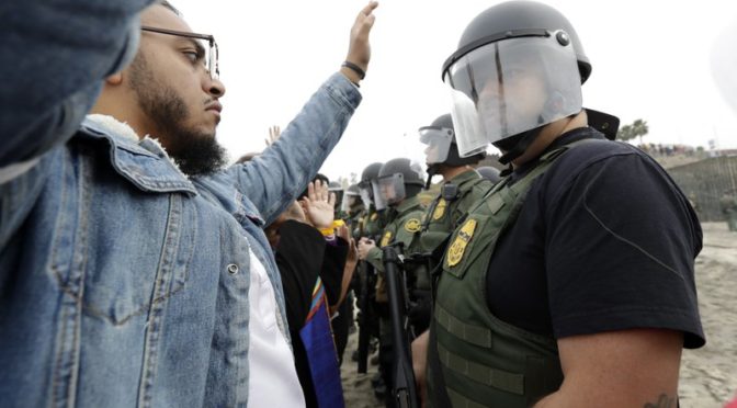 边境巡逻官员阻止移民权利抗议者接近边境墙（视频）