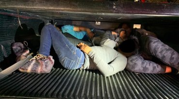 美墨边境特工周三截获2车偷运15人（图）