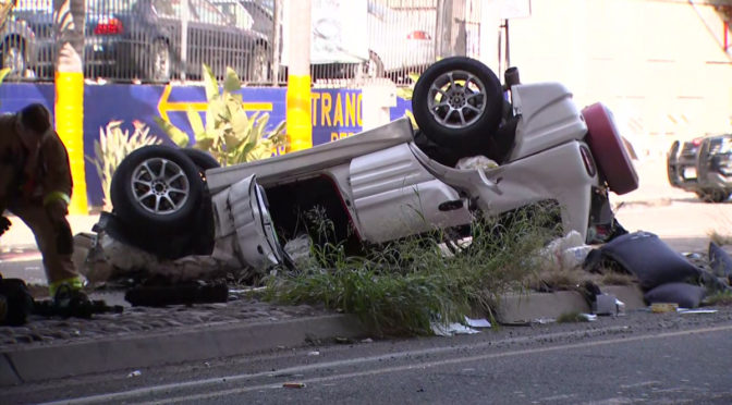SUV 冲出高速公路立交桥坠落 驾驶者身亡（图）