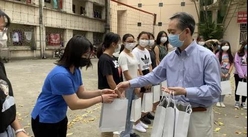 疫情全球蔓延，中国采取了哪些措施关心帮助海外同胞？