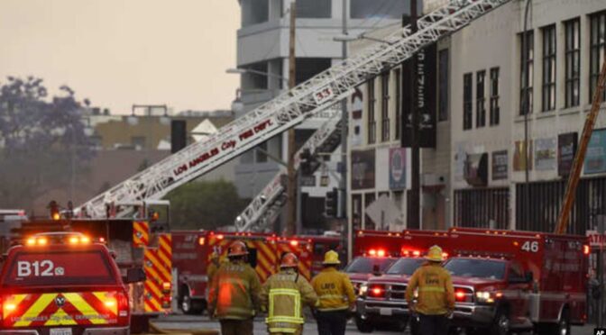洛杉矶发生火灾爆炸 消防员10人受伤 (图）