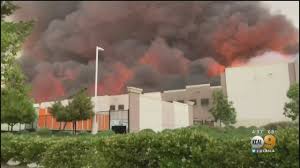 加州亚马逊仓库发生三级大火（视频）