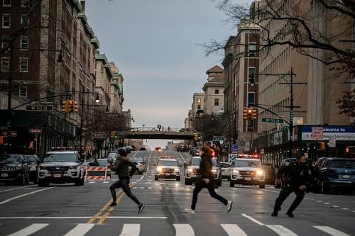  纽约发生枪手持半自动手枪扫射无辜人群