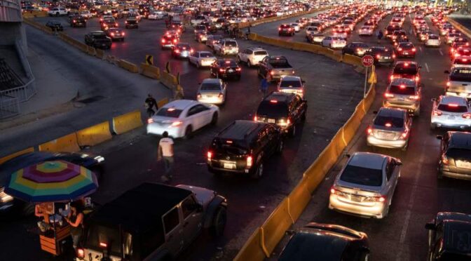 新法律: 须扫描所有车辆 圣墨边境拥挤不堪(图）