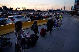 乌克兰难民分批抵达美墨边境进入美国（图/频）