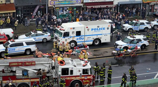 视频: 纽约地铁枪击案29人受伤 枪手仍在逃