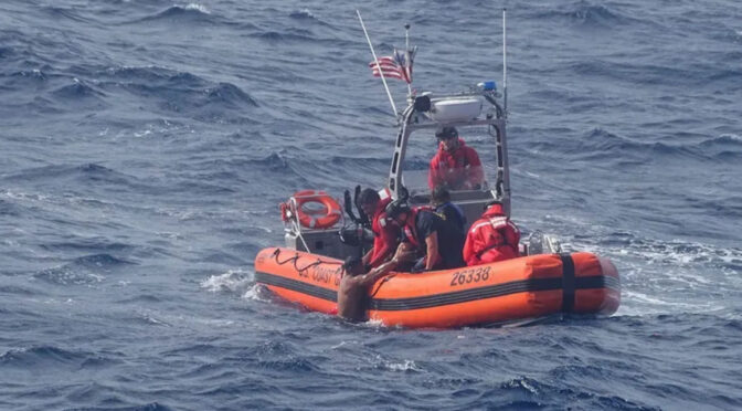 美墨边境海洋上漂流5天船18人获救（图）