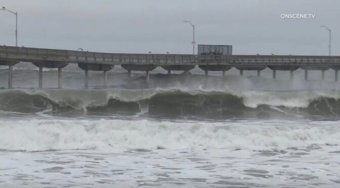 太平洋风暴袭击圣地亚哥 沿海惊涛骇浪（图/频）